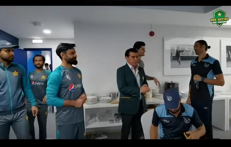 Pakistan team win hearts visit dressing room