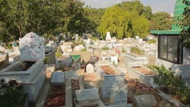 Burial of many dead in one grave in Karachi - News 360