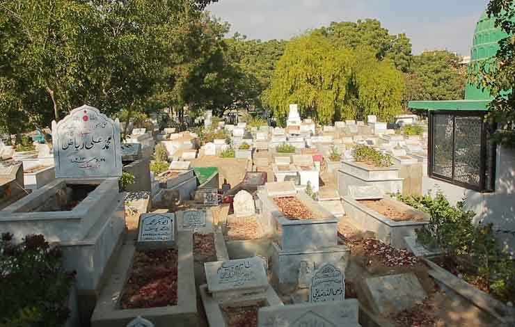 Burial of many dead in one grave in Karachi - News 360