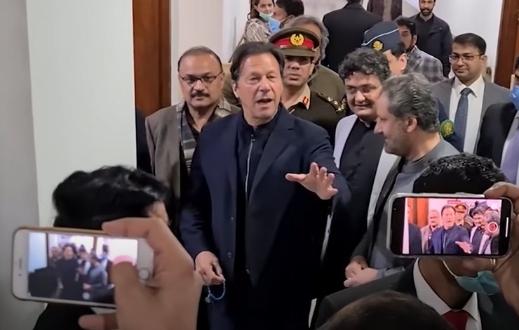 Journalists fight haider sherazi reporter question pm Imran khan