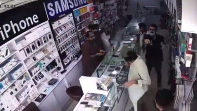 mobile phone showroom looted in DHA, موبائل شو روم