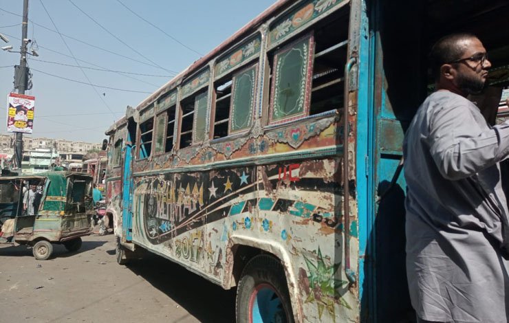 کراچی کی بس میں سفر ہورہا ہے 