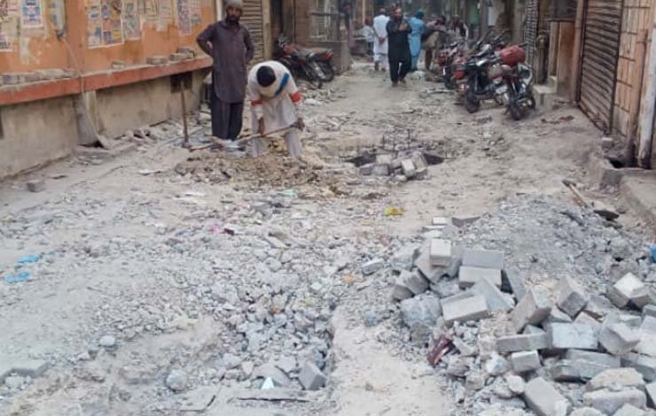 sindh,sukkur,local government employees,dilapidated roads,demand action