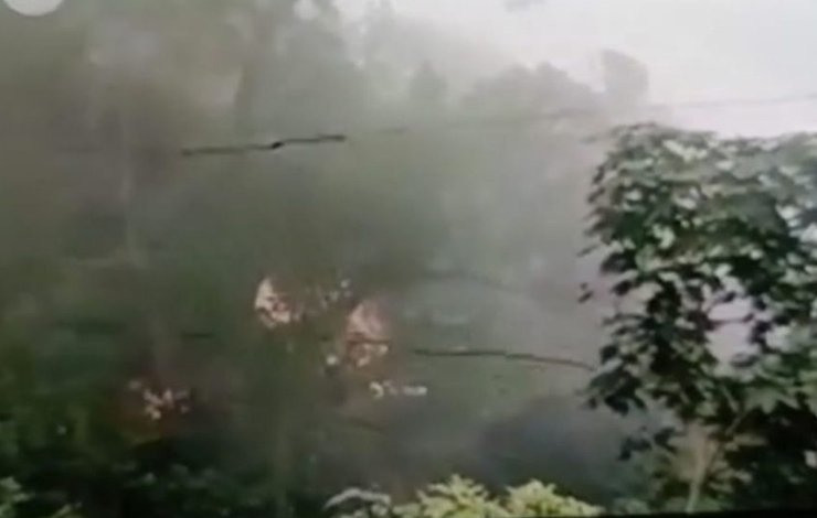 انڈین ایئر فورس کا ہیلی کاپٹر تامل ناڈو کے پہاڑی علاقے میں گر کر تباہ An Indian Air Force helicopter crashed in the mountains of Tamil Nadu