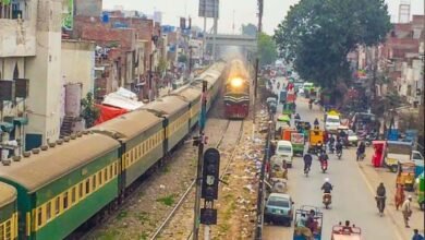 Photo of ریلوے ڈرائیور ٹرین روک کر دہی لینے چلا گیا