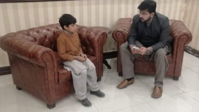 Photo of پشاور کے بی آر ٹی اسٹیشن پر ماسک بیچنے والے بچے کا فوجی پائلٹ بننے کا عزم
