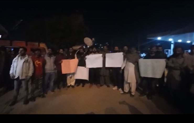 زیادتی شکار لڑکی کے اہل خانہ کا احتجاج