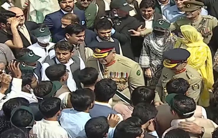 army cheif meets youth in parade, آرمی چیف