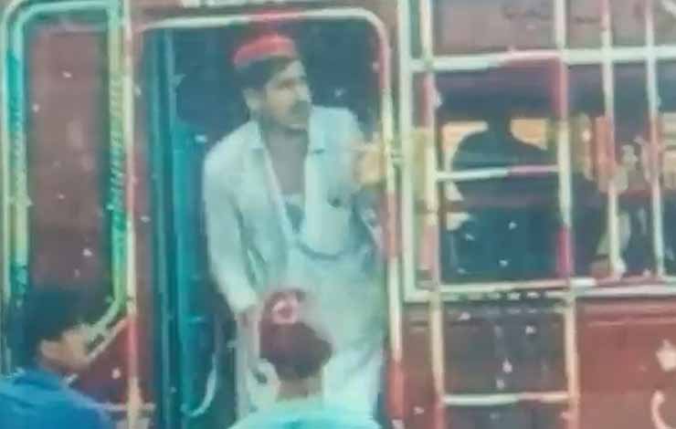 bus cleaner torture woman in karachi, خاتون مسافر پر تشدد
