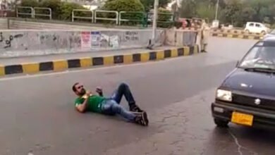 Photo of لاہور میں قانون شکن ڈرائیور کو ڈرامے بازی مہنگی پڑگئی، مقدمہ درج