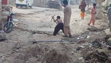 Photo of سکھر کی ٹوٹی سڑکیں کھنڈرات کا منظرپیش کرنے لگیں