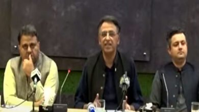 Photo of پی ٹی آئی کے 24 ارکان منحرف ، حکومت پھر بھی ہار ماننے کو تیار نہیں