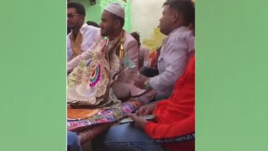 Photo of انڈیا میں دلہا کے نوٹوں والے ہار سے پیسے چورانے کی ویڈیو وائرل