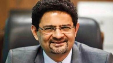 Photo of عوام کے لیے بڑی خوشخبری، حکومت کا پیٹرولیم مصنوعات کی قیمتیں نہ بڑھانے کا فیصلہ