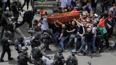 Photo of اسرائیلی پولیس کا خاتون فلسطینی صحافی کے جنازے کے شرکاپر حملہ
