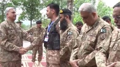Photo of عید کا پہلا روز، آرمی چیف کا دورہ ایل او سی اور شہداء کے گھر آمد