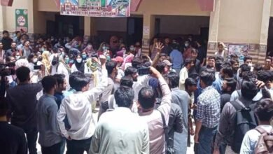 Photo of جی ایم سی کالج سکھر کے پرنسپل کے رویے کے خلاف طلباء و طالبات کا احتجاج