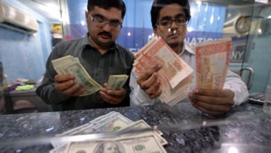 Photo of روپے کی گرتی قدر، اوپن مارکیٹ میں ڈالر 210 روپے پر بھی نہیں مل رہا