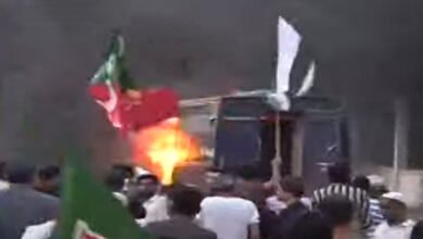 Photo of آزادی مارچ: کراچی نمائش چورنگی پر پولیس اور پی ٹی آئی کے حامیوں میں تصادم