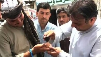 Photo of عید الفطر پر کوئٹہ میں رنگ برنگے انڈے لڑانے کا روایتی اور منفرد کھیل