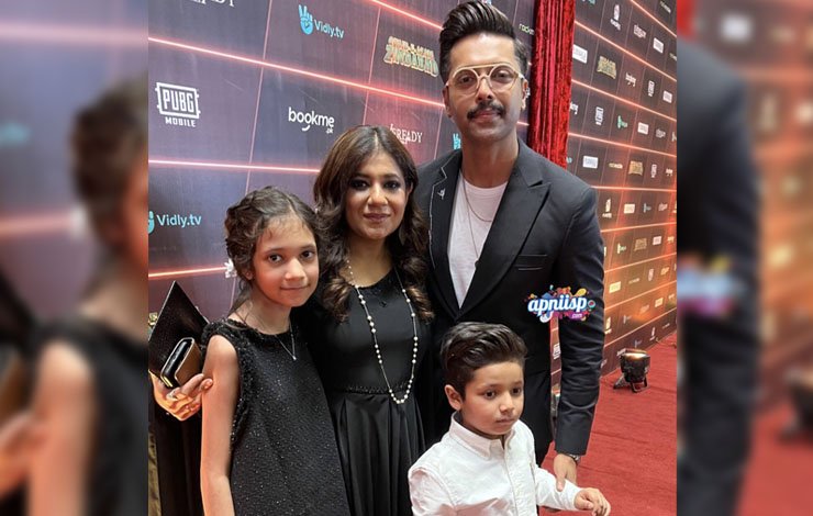 fahad mustafa with family in premier, اداکار فہد مصطفیٰ