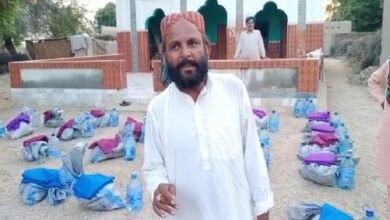 Photo of پی ٹی آئی قاضی احمد کے رہنما نے سیلاب متاثرین میں امدادی سامان تقسیم کیا