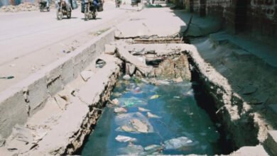 Photo of خورشید شاہ کے شہر سکھر میں جگہ جگہ کھلے مین ہولز عوامی جان کی دشمن بن گئے