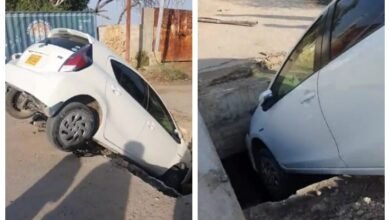 Photo of چیئرمین پی پی کی رہائش گاہ بلاول ہاؤس کے عین سامنے کھلے نالے میں گاڑی جاگری