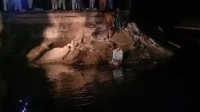 Photo of سہون میں وین کھائی میں گرنے سے 10 بچوں سمیت 20 جاں بحق