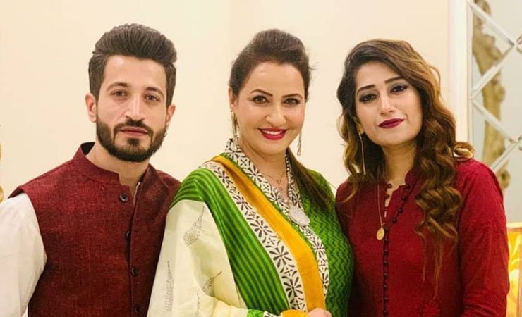saba faisal with family, اداکارہ صبا فیصل