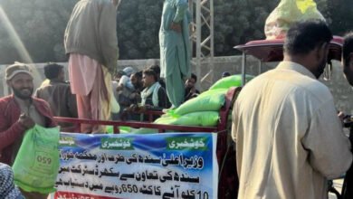 Photo of سندھ میں آٹے کا سنگین بحران، سکھر میں ڈاکوؤں نے آٹے کا اسٹال لوٹ لیا
