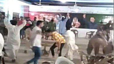 Photo of پانی و بجلی سے محروم عوام پر پیپلزپارٹی کے کارکنوں کی فائرنگ، پولیس نے مظاہرین کو ہی گرفتار کرلیا