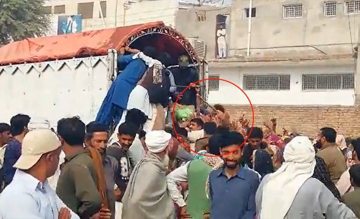 police baton charge in muzaffargarh, مظفر گڑھ