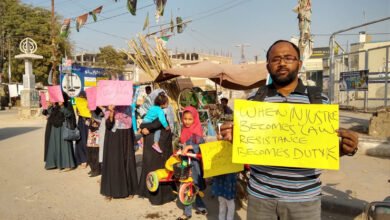 Photo of سوشل میڈیا ایکٹوسٹ اہلخانہ کیساتھ سڑک پر آگیا، اشرافیہ کی مراعات بند کرنیکا مطالبہ