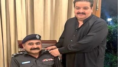 Photo of قبضہ کنگ علی حسن بروہی کی پولیس افسر کو بیج لگانے کی تصویر وائرل، سوشل میڈیا صارفین برہم