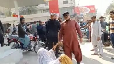 Photo of پولیس افسر کا سکھر میں بزرگ خاتون پر سرعام تشدد، حکام نے گرفتاری کا حکم دے دیا