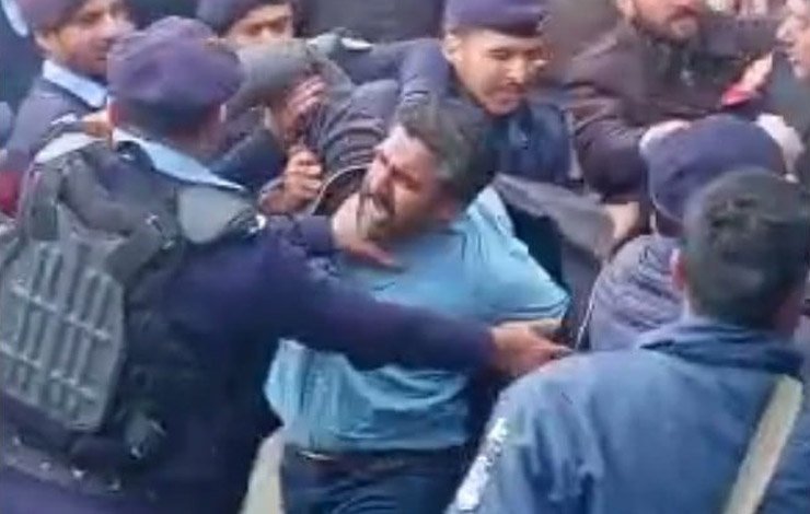 Islamabad Journalist, Islamabad, police, High Court, journalists, violence, involved, officials, save, busy, اسلام آباد، پولیس، ہائیکورٹ، صحافیوں، تشدد، ملوث، اہلکاروں، بچانے، مصروف،