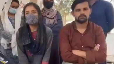 Photo of ہولی مناتے ہندو طلبہ پر جمعیت کے کارکنان کا تشدد؛ جامعہ کی تردید، تحقیقاتی کمیٹی قائم