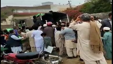 Photo of صبر کا پیمانہ لبریز؛ اسلام آباد کے بعدراولپنڈی کی عوام نے بھی آٹے کا ٹرک لوٹ لیا