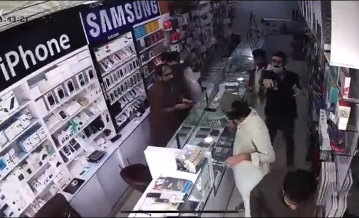 mobile phone showroom looted in DHA, موبائل شو روم
