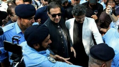 Photo of توشہ خانہ کیس: پولیس نے عدالتی فیصلے کے بعد عمران خان کو گرفتار کرلیا