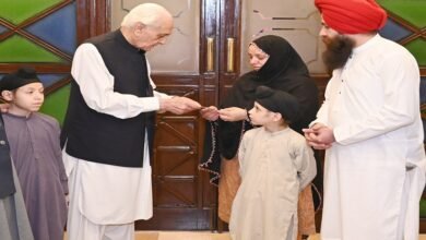 Photo of نگراں وزیراعلیٰ کے پی نے مقتول دیال سنگھ کے ورثاء کو ایک ملین کا امدادی چیک دے دیا