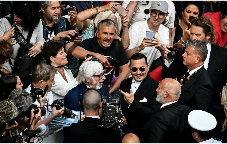 Cannes, the film, festival, Johnny Depp, warm, welcome, fans, new, the film, rich, cheers, کانز، فلم، فیسٹیول، جانی ڈیپ، پرتپاک، استقبال، مداحوں، نئی، فلم، بھرپور، داد دی،