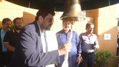 Photo of سندھ کے ’شہنشاہ‘ کامران ٹیسوری نے اپنے محل کے باہر فریادیوں کیلیے گھنٹہ لگوادیا