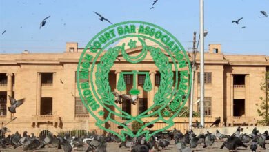 Photo of سندھ کے وکلاء کا چیف جسٹس کے چیمبر کے باہر احتجاج؛ سیشن جج ملیر کے تبادلے کا مطالبہ