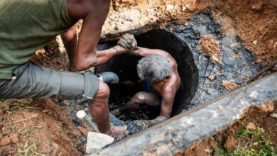 Photo of بغیر حفاطتی انتظامات سینیٹری ورکرز کے گٹروں اور نالوں میں اترنے  پر پابندی عائد