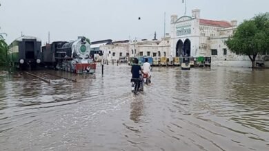 Photo of سکھر انتظامیہ کی نااہلی کی وجہ سے ریلوے اسٹیشن برساتی پانی میں ڈوب گیا