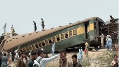 Photo of نواب شاہ کے قریب ہزارہ ایکسپریس کی 10 بوگیاں پٹڑی سے اتر گئیں، 20 سے زائد افراد جاں بحق، متعدد زخمی